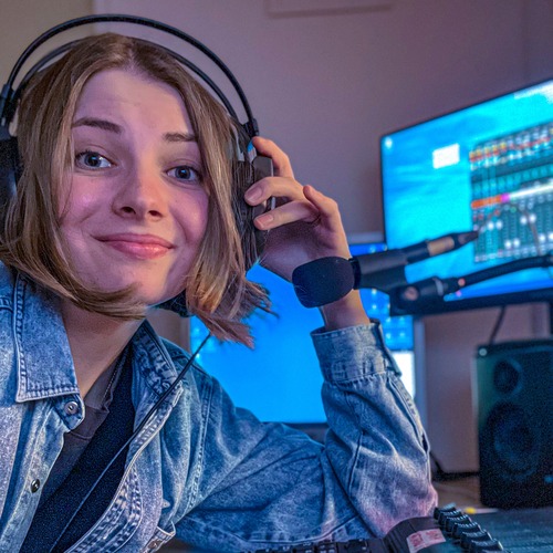 Fotka hosta Lucka Pekárková k přednášce Od nápadu k&nbsp;hitu - Jak skládat, nahrávat a&nbsp;zveřejnit vlastní píseň.