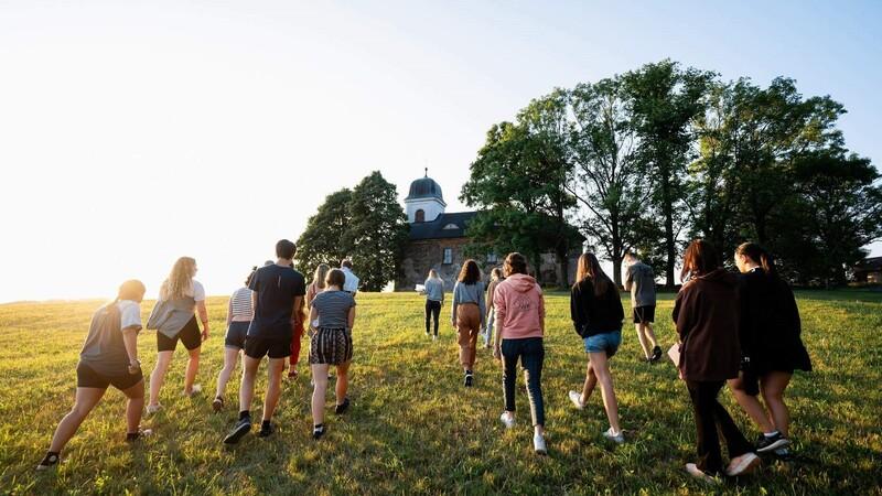 Skupina mladých jde do kostela sv. Matouše.